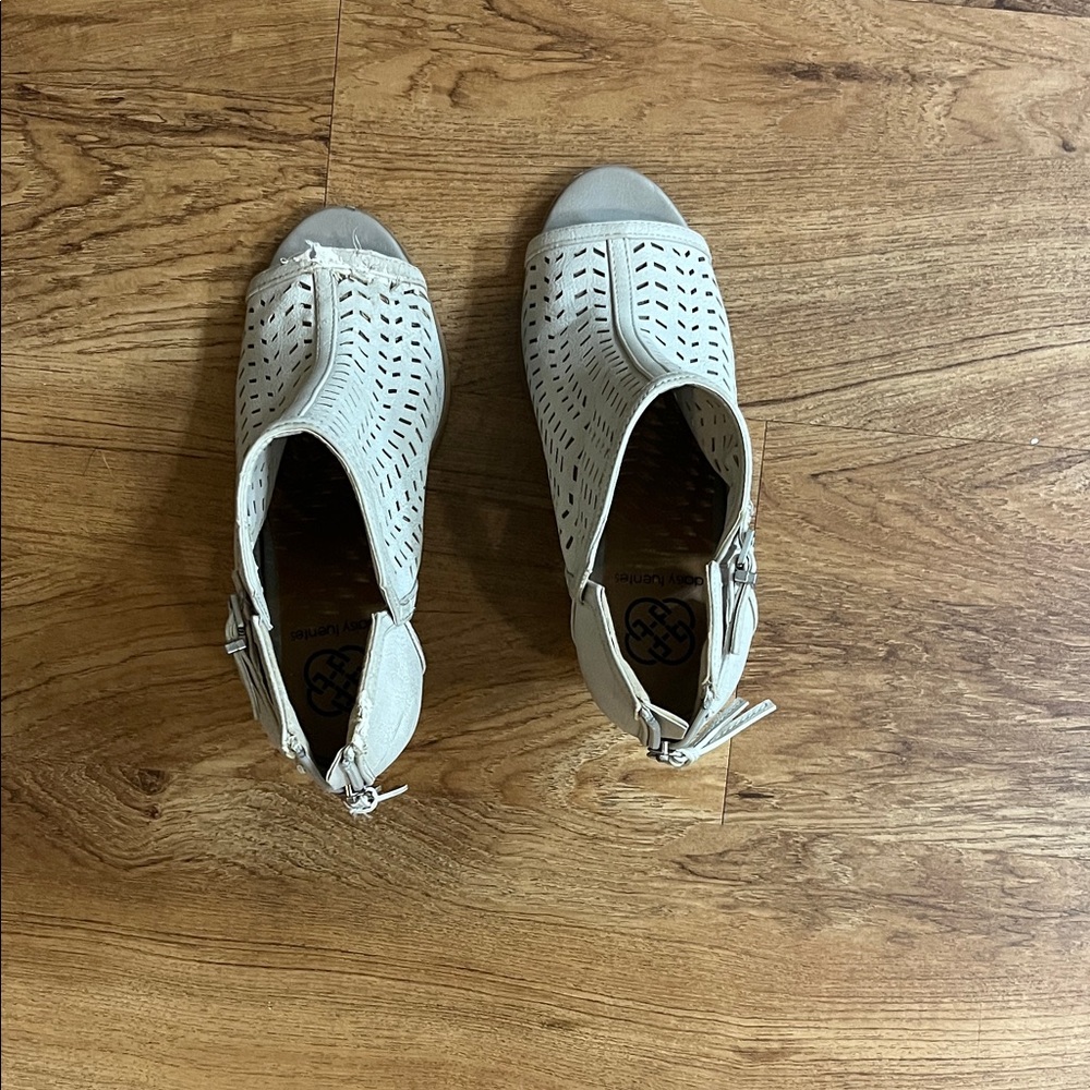 Daisy Fuentes Cream Cutout Sandals